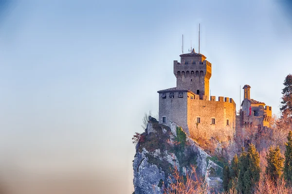 Torre almenada con vistas al valle — Foto de Stock