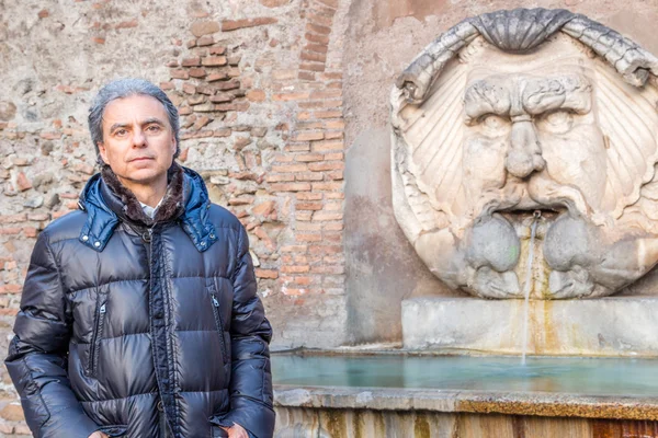 ローマの噴水近くの中年の男性 — ストック写真