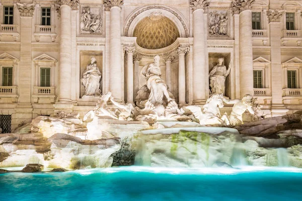 Vista notturna di acqua e rocce in fontana — Foto Stock