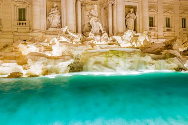 Vista notturna di acqua e rocce in fontana — Foto Stock