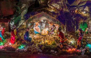 Noel İsa'nın Doğuşu sahnede heykeller