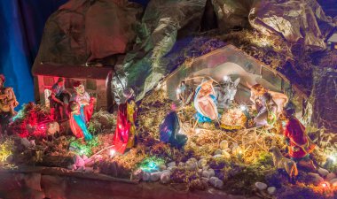 Noel İsa'nın Doğuşu sahnede heykeller
