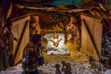 Noel İsa'nın Doğuşu sahnede heykeller