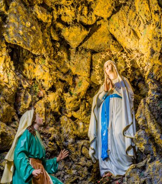 Kutsal bakire Meryem Lourdes adlı grotto içinde