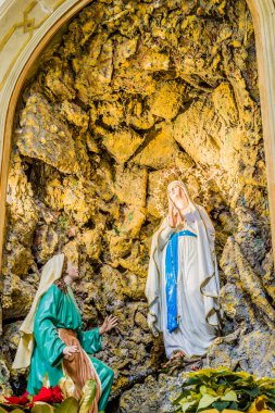 Kutsal bakire Meryem Lourdes adlı grotto içinde