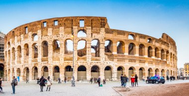 duvarlar ve Roman amphitheater kemerler