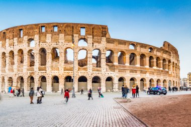duvarlar ve Roman amphitheater kemerler