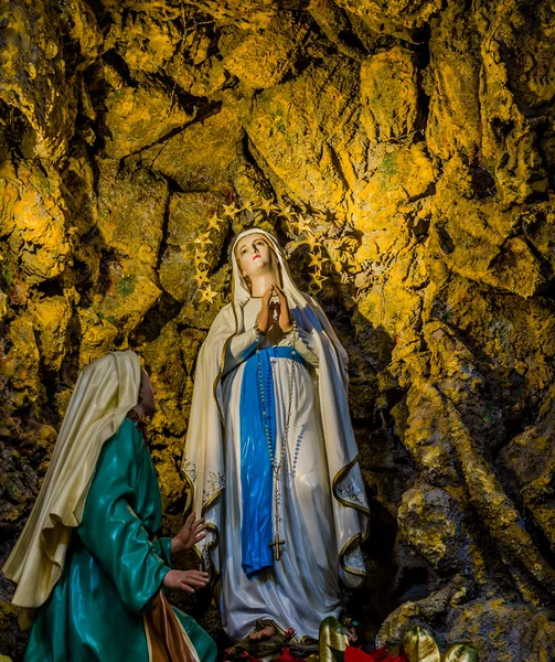 Die selige Jungfrau Maria in der Grotte von Lourdes — Stockfoto