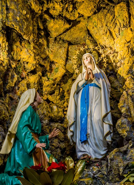 Jungfru Maria i grottan på Lourdes — Stockfoto