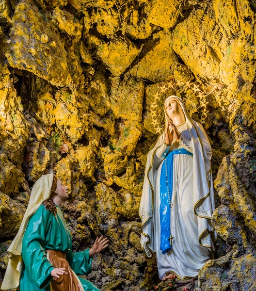 Die selige Jungfrau Maria in der Grotte von Lourdes — Stockfoto