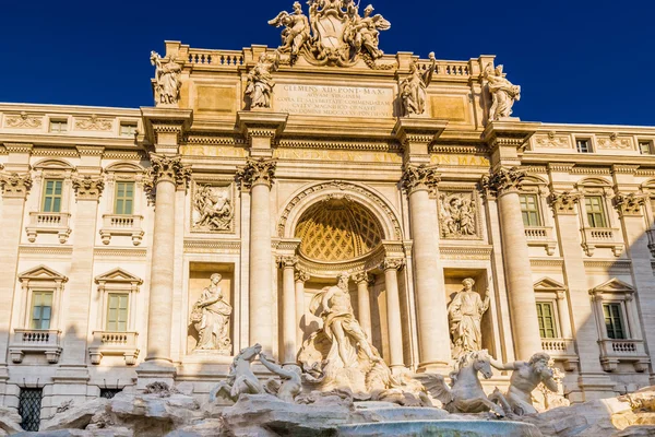 Acqua e rocce artificiali in fontana — Foto Stock