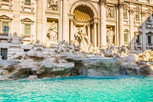 Vatten och konstgjorda stenar i fontän — Stockfoto