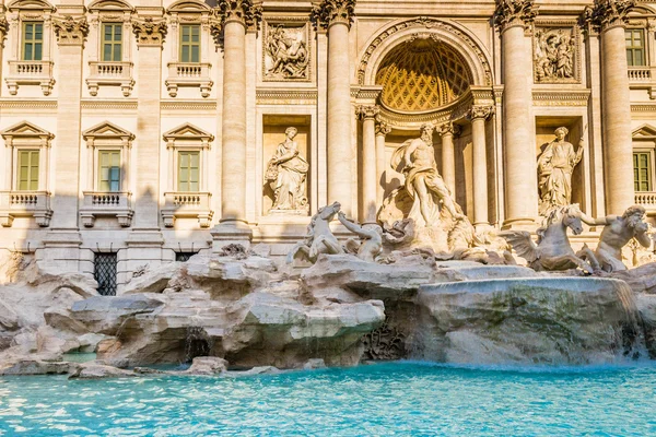 Vatten och konstgjorda stenar i fontän — Stockfoto