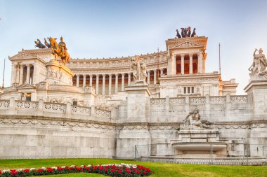 Beyaz görkemli anıt