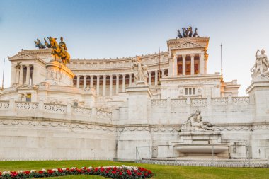 Beyaz görkemli anıt