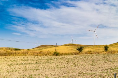 İtalyan kırsalrüzgar türbinleri