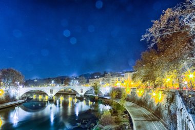 puente sobre el río Tíber en Roma