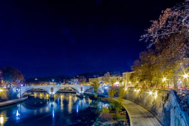 puente sobre el río Tíber en Roma