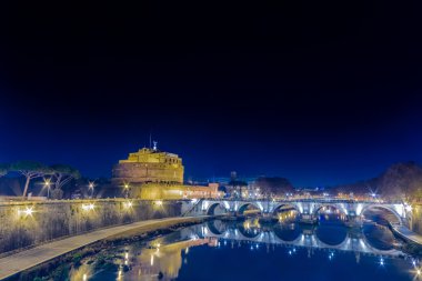 puente sobre el río Tíber en Roma