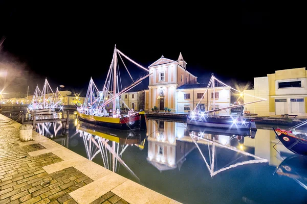 Noel Işıkları ve süslemeleri ve deniz beşik gece görünümü, yüzen teknelerde bir Noel Doğuş sahne, İtalya'da