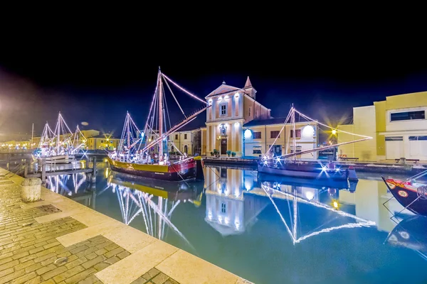 Noel Işıkları ve süslemeleri ve deniz beşik gece görünümü, yüzen teknelerde bir Noel Doğuş sahne, İtalya'da