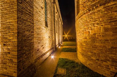 Antik parish Kilisesi gece yan görünüm 