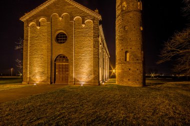 Antik parish Kilisesi gece görünümü 
