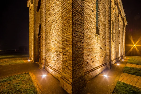 Vista lateral nocturna de la antigua iglesia parroquial — Foto de Stock