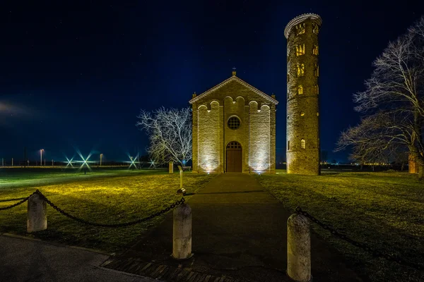 Vista nocturna de la antigua iglesia parroquial — Foto de Stock