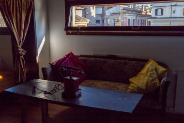 eski İtalyan evinde vintage telefon