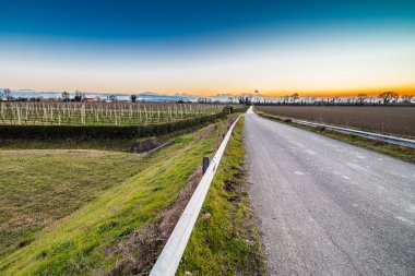 İtalya'da Emilia Romagna kırsalek ekili alanları sulamak için yapay su kanalı