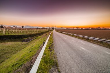 İtalya'da Emilia Romagna kırsalek ekili alanları sulamak için yapay su kanalı