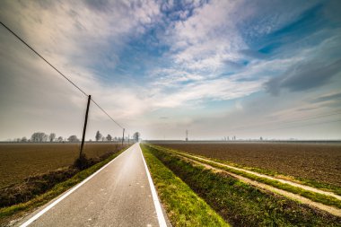 Emilia Romagna kırsal kış sis İtalya ekili alanlar arasında bir yol