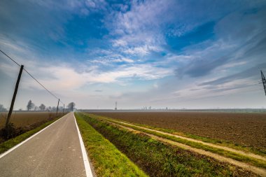 Emilia Romagna kırsal kış sis İtalya ekili alanlar arasında bir yol