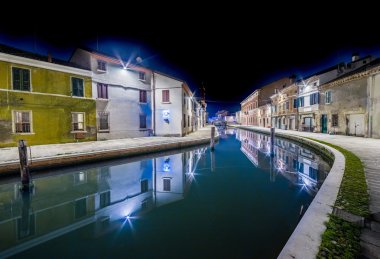 sokaklar ve ışıkları ve süslemeleri Noel sırasında aydınlatılmış Comacchio, küçük Venedik, Emilia Romagna bölgesindeki, kanallar gece görünümü