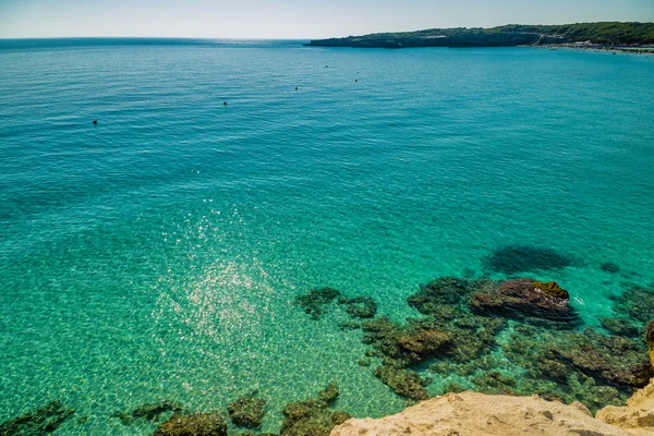 Installations Plage Sur Baie Près Crique Rocheuse Sur Côte Salento — Photo