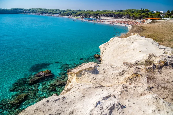 Strandanlagen Der Bucht Nahe Felsiger Bucht Der Küste Des Salento — Stockfoto