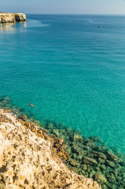 İtalya'da Puglia Salento kıyısında kayalık koy