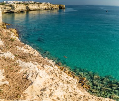 İtalya'da Puglia Salento kıyısında kayalık koy