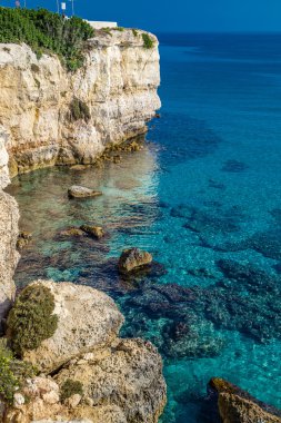 İtalya'da Puglia Salento kıyısında kayalık koy