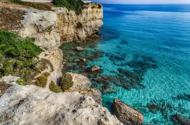 İtalya'da Puglia Salento kıyısında kayalık koy