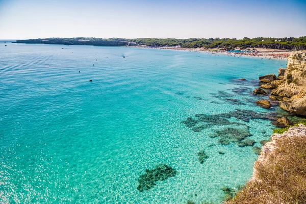 İtalya'da Puglia Salento kıyısında kayalık koy