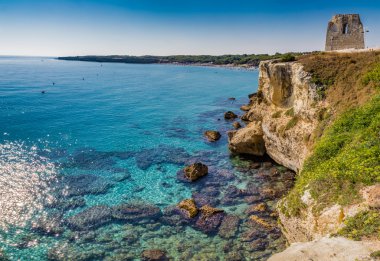 İtalya'da Puglia Salento kıyısında kayalık koy