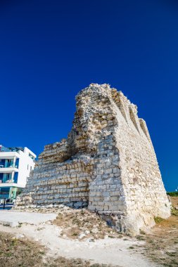 İtalya'nın Puglia bölgesindeki Salento sahilindekayalık koydaki antik gözetleme kulesi kalıntıları