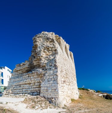 İtalya'nın Puglia bölgesindeki Salento sahilindekayalık koydaki antik gözetleme kulesi kalıntıları