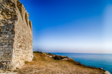İtalya'nın Puglia bölgesindeki Salento sahilindekayalık koydaki antik gözetleme kulesi kalıntıları
