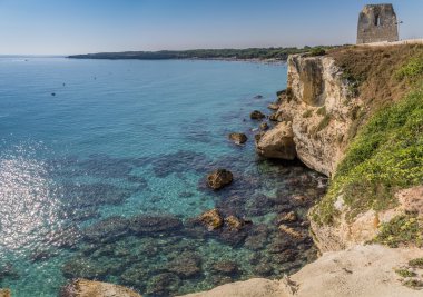 İtalya'nın Puglia bölgesindeki Salento sahilindekayalık koydaki antik gözetleme kulesi kalıntıları