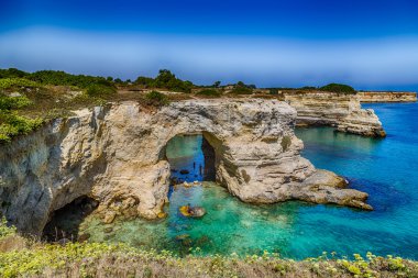 Santo Andrea in Puglia İtalya: Salento sahil üzerinde kayalık yığınları
