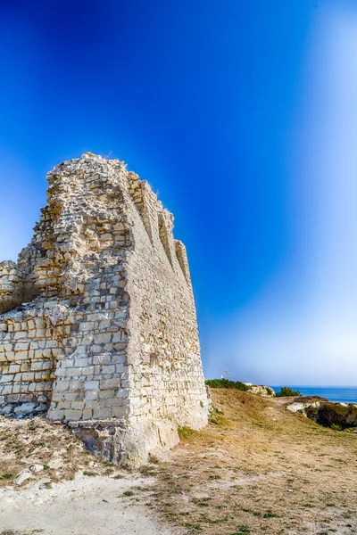 İtalya'nın Puglia bölgesindeki Salento sahilindekayalık koydaki antik gözetleme kulesi kalıntıları