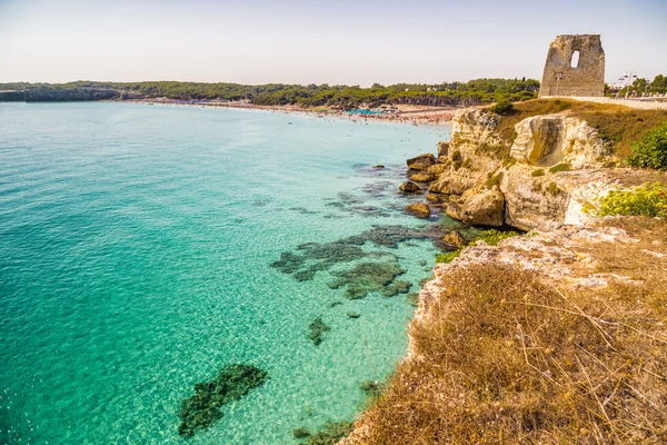 Romjai Régi Őrtorony Sziklás Öbölben Tengerparton Salento Puglia Olaszországban — Stock Fotó